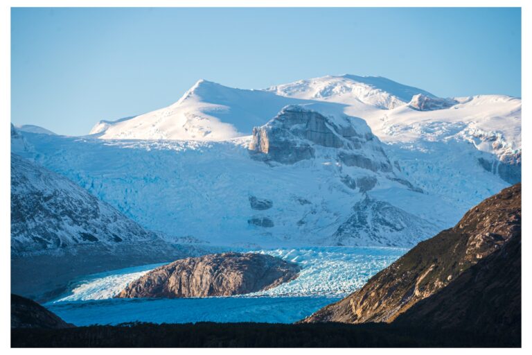 Navegación por el Canal Beagle desde Puerto Williams en un barco turístico.