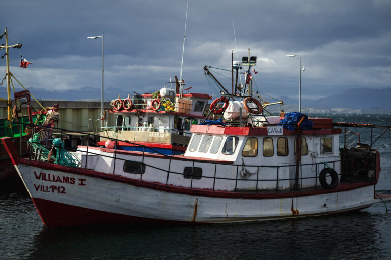 Barco Williams I amarrado en la costa de Puerto Williams